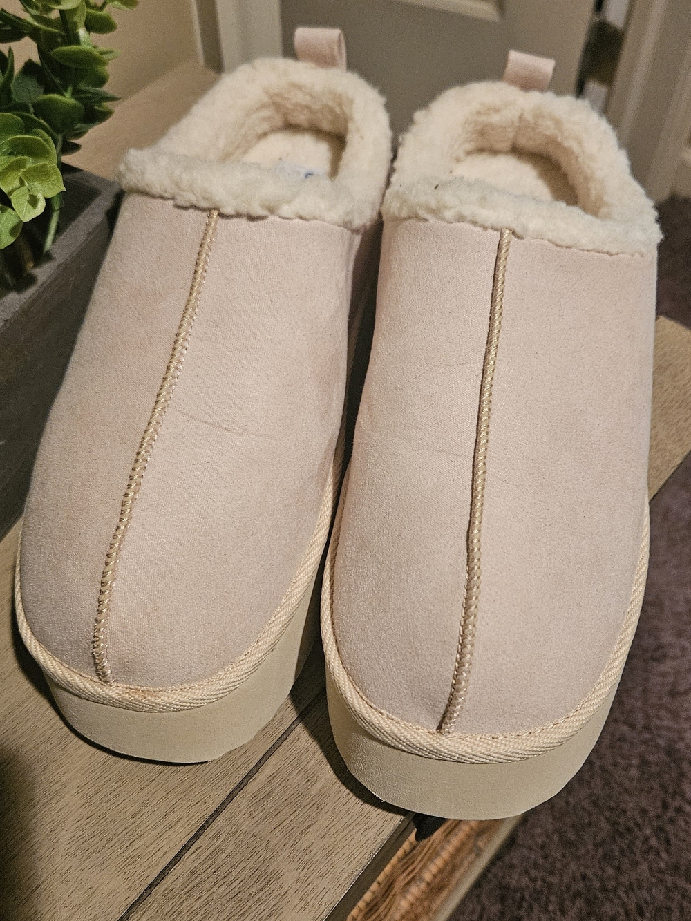 Old Navy Women's Cream Faux-Suede Shearling Slip-On Mules